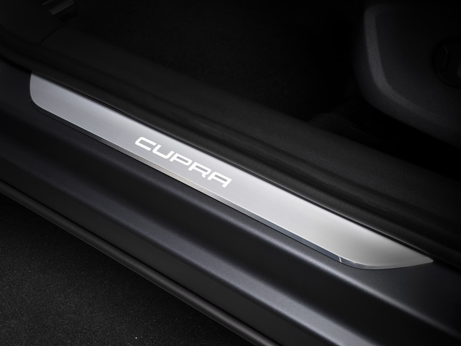 Umbral de la puerta iluminado con el logotipo de CUPRA.
