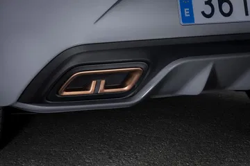 Vista del sistema de escape CUPRA León con detalle en cobre.