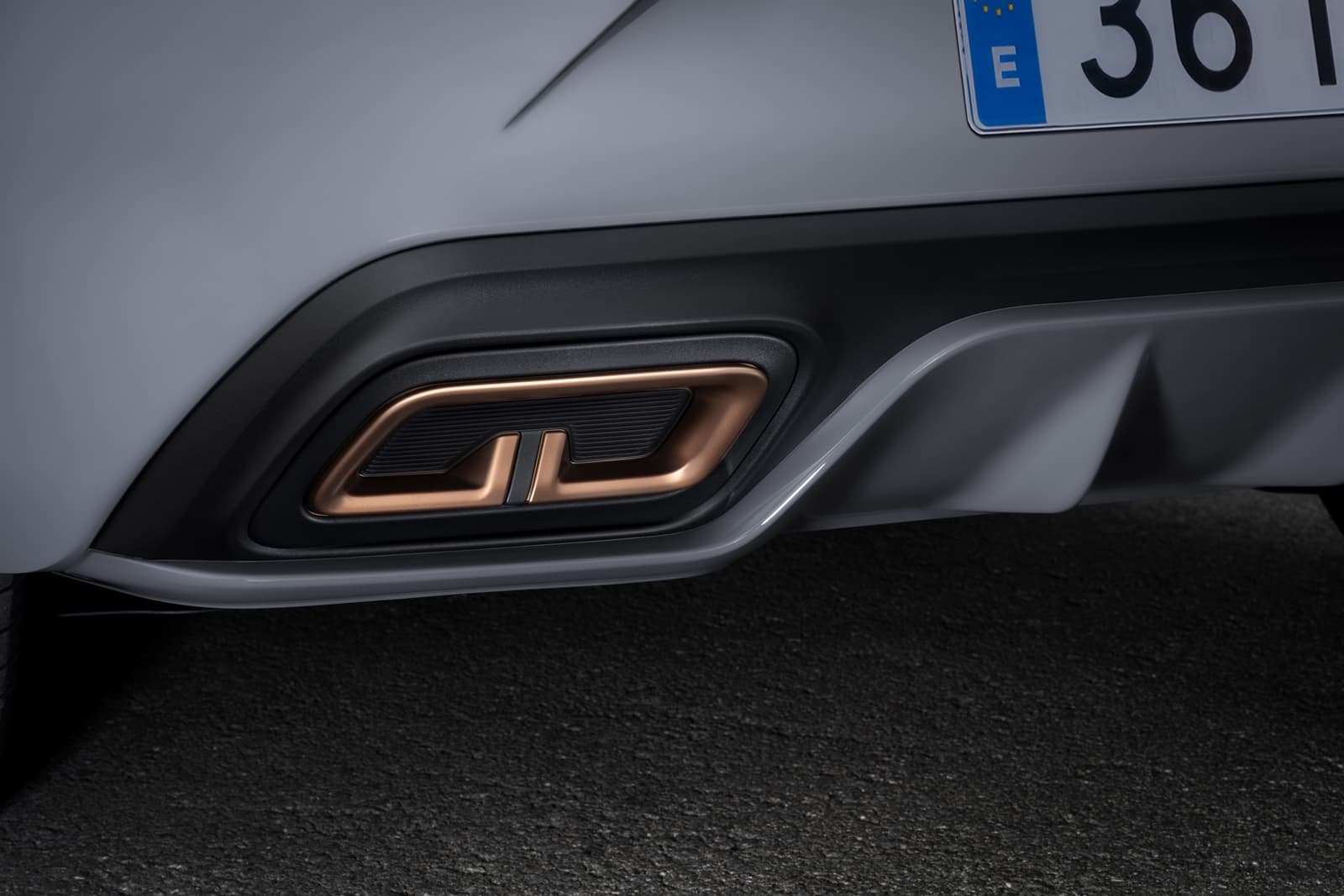 Vista del sistema de escape CUPRA León con detalle en cobre.