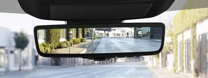 Vista del espejo retrovisor con ClearSight, tecnología reflectante de vanguardia.