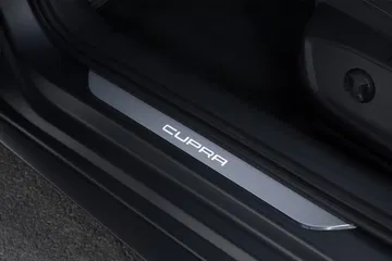 Vista del umbral de puerta con el distintivo CUPRA, acabado premium.