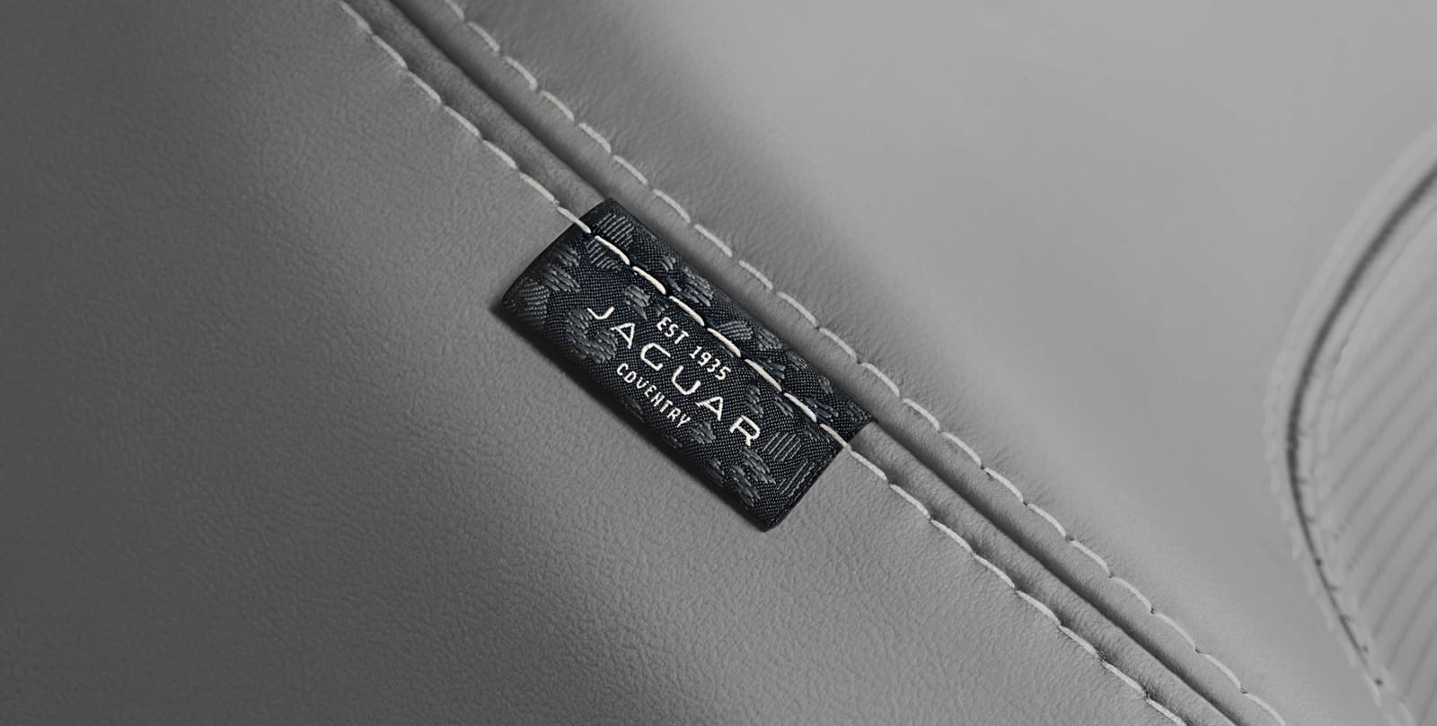 Etiqueta identificativa del Jaguar E-PACE en detalle.