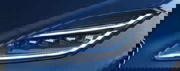 Faro delantero LED del Jaguar E-PACE, diseño elegante y moderno.