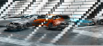 Visión lateral de la gama Fiat Tipo mostrando variedad de colores.