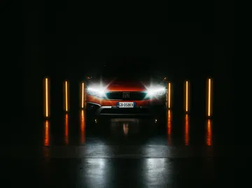 Vista frontal del Fiat Tipo con faros encendidos destacando su diseño.