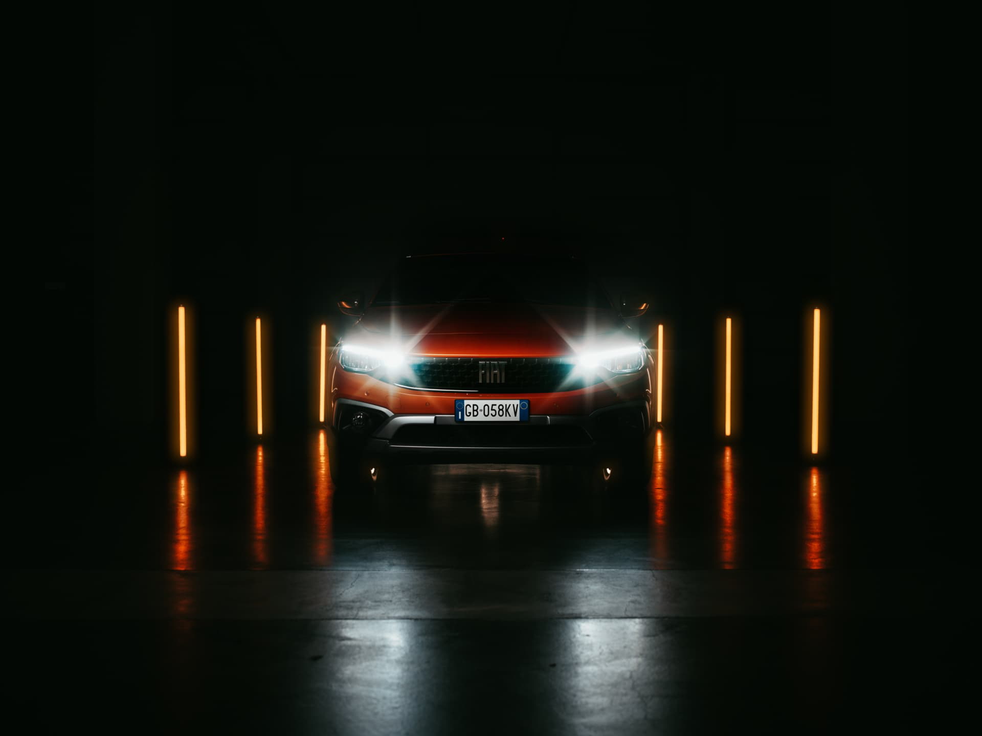Vista frontal del Fiat Tipo con faros encendidos destacando su diseño.