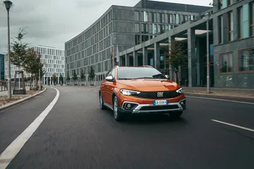 Vista frontal del Fiat Tipo circulando en entorno urbano