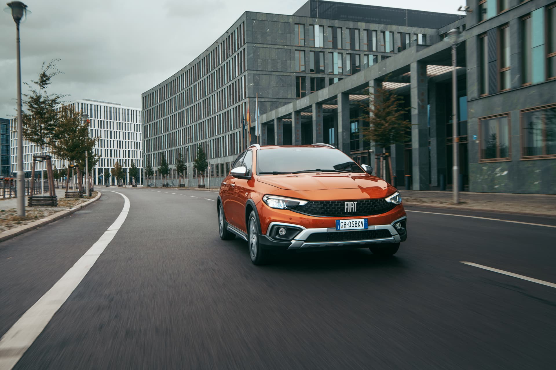 Vista frontal del Fiat Tipo circulando en entorno urbano