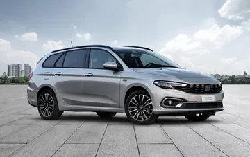 Vista lateral del Fiat Tipo que muestra su perfil aerodinámico y llantas de diseño.