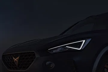 Vista parcial delantera del CUPRA Formentor con enfoque en sus faros LED.