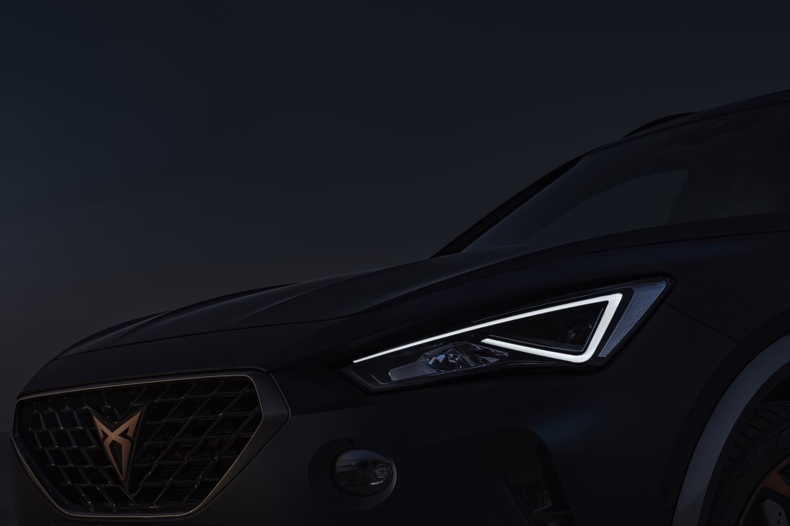 Vista parcial delantera del CUPRA Formentor con enfoque en sus faros LED.