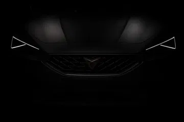 Vista frontal del CUPRA León destacando su distintiva iluminación