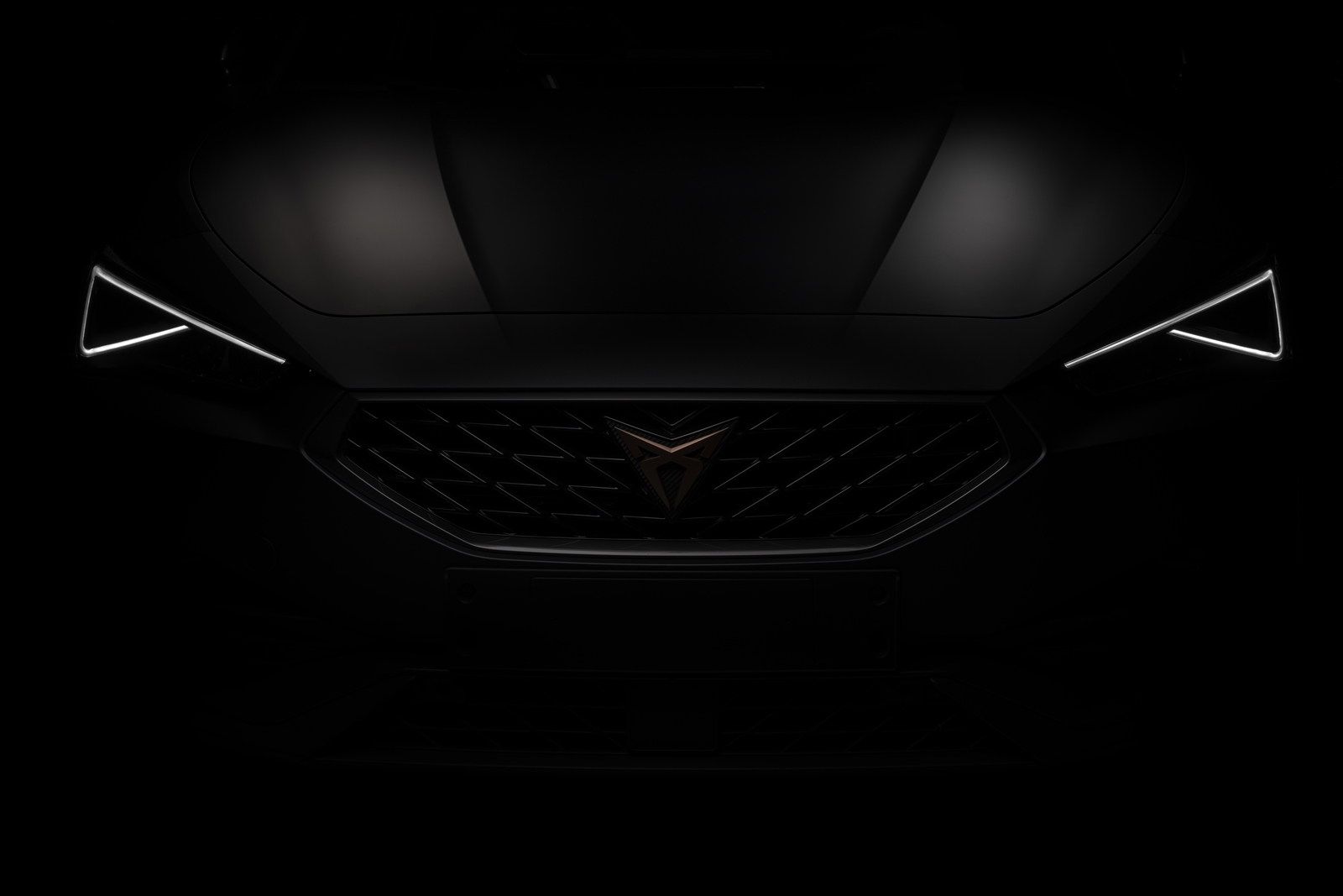 Vista frontal del CUPRA León destacando su distintiva iluminación