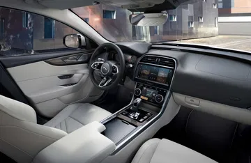 Vista del interior premium con acabados en cuero y consola central.
