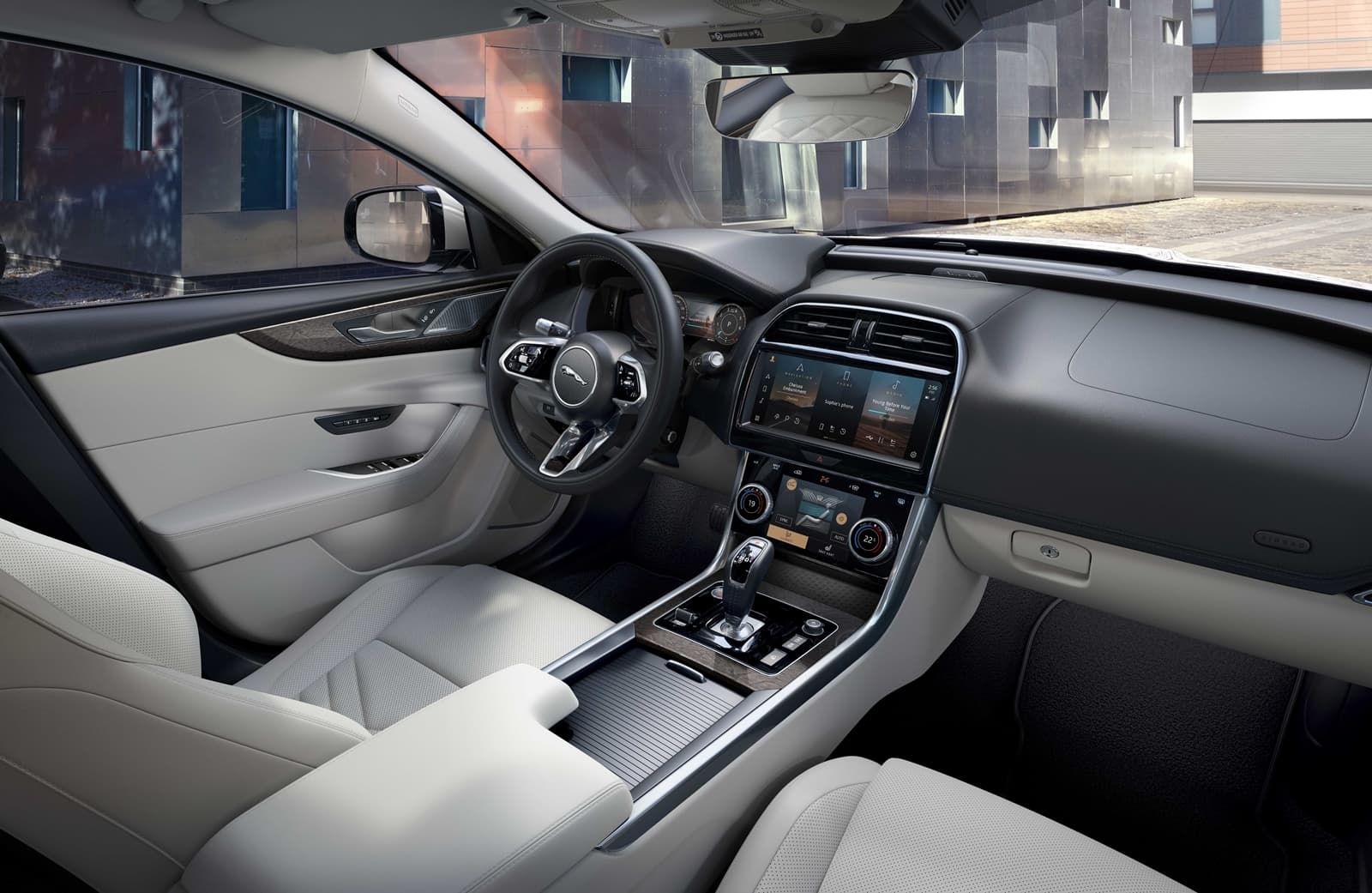 Vista del interior premium con acabados en cuero y consola central.