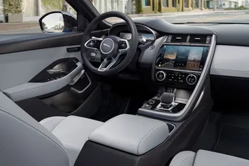 Vista elegante del interior que muestra acabados premium y tecnología de punta.