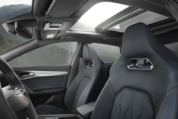 Vista interior del CUPRA Formentor con asientos deportivos de alta calidad.