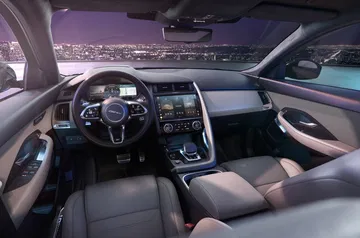 El habitáculo del Jaguar E-PACE, diseño sofisticado y moderno.
