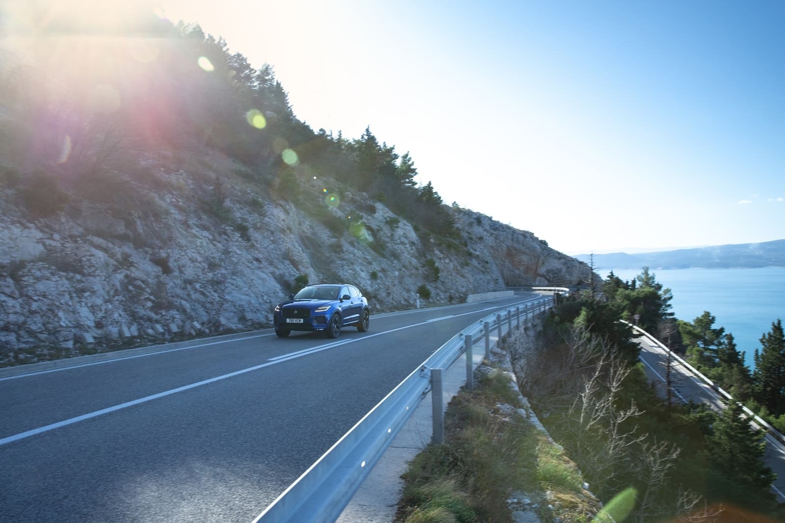 Jaguar E-PACE en carretera costera, reflejando agilidad y performance.