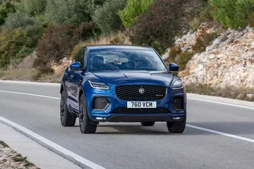 Vista dinámica en carretera del Jaguar E-PACE, destacando su frontal y línea lateral.