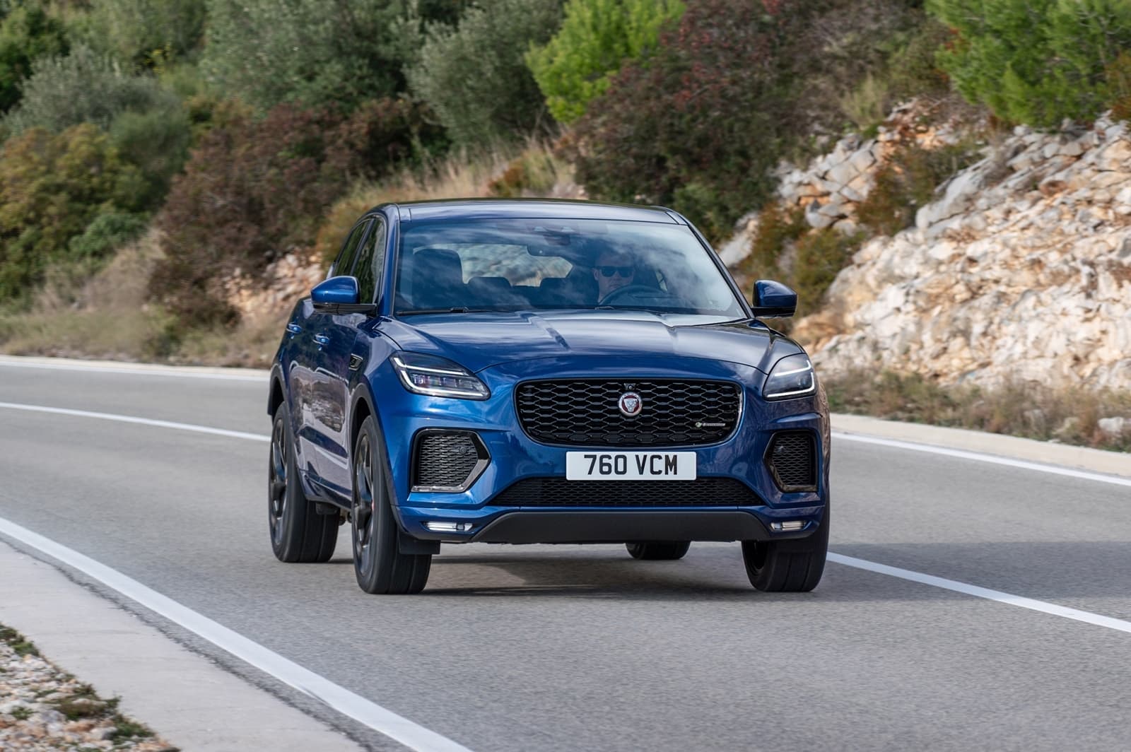 Vista dinámica en carretera del Jaguar E-PACE, destacando su frontal y línea lateral.