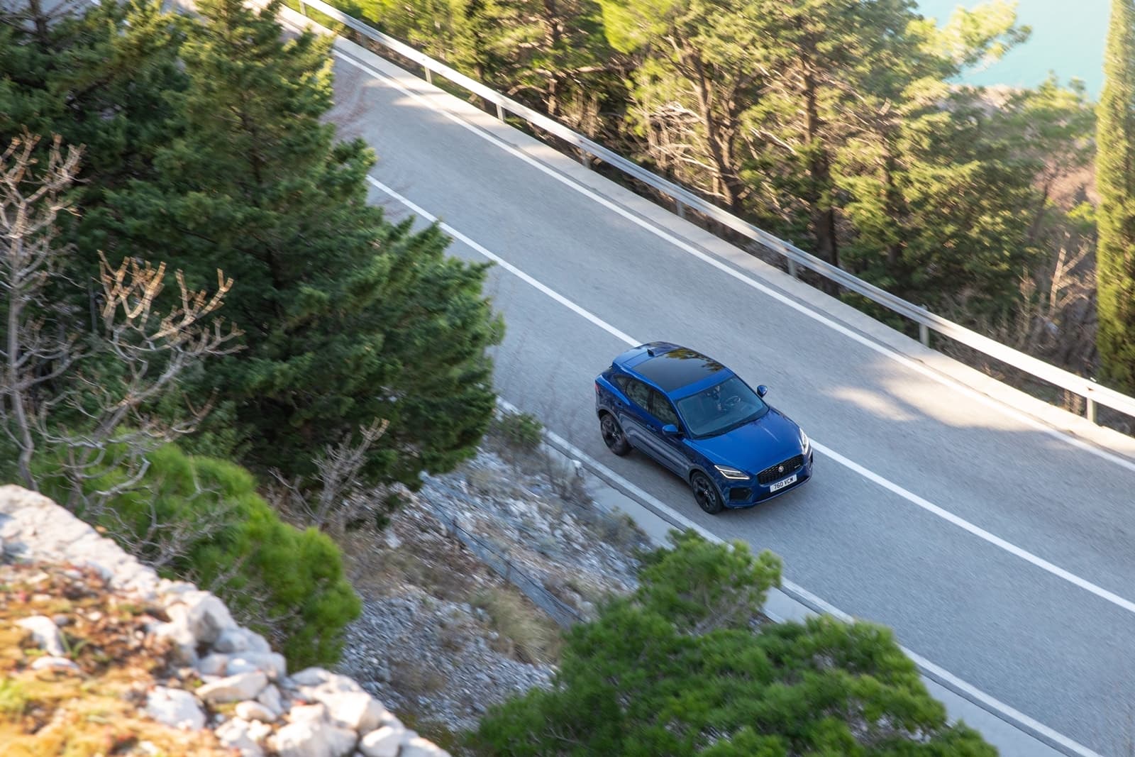 Vista lateral del Jaguar E-PACE rodando en carretera de montaña.