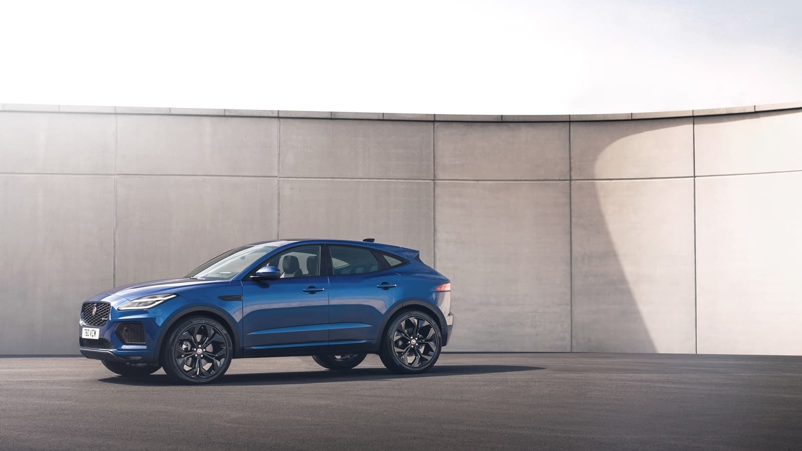 Vista lateral que exhibe el diseño aerodinámico del Jaguar E-PACE.