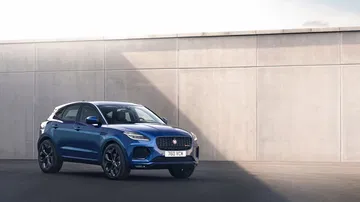 Vista lateral del Jaguar E-PACE destacando su diseño aerodinámico y líneas elegantes