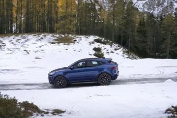 Vista lateral del Jaguar E-PACE en un entorno invernal