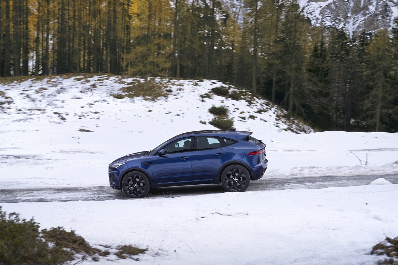 Vista lateral del Jaguar E-PACE en un entorno invernal
