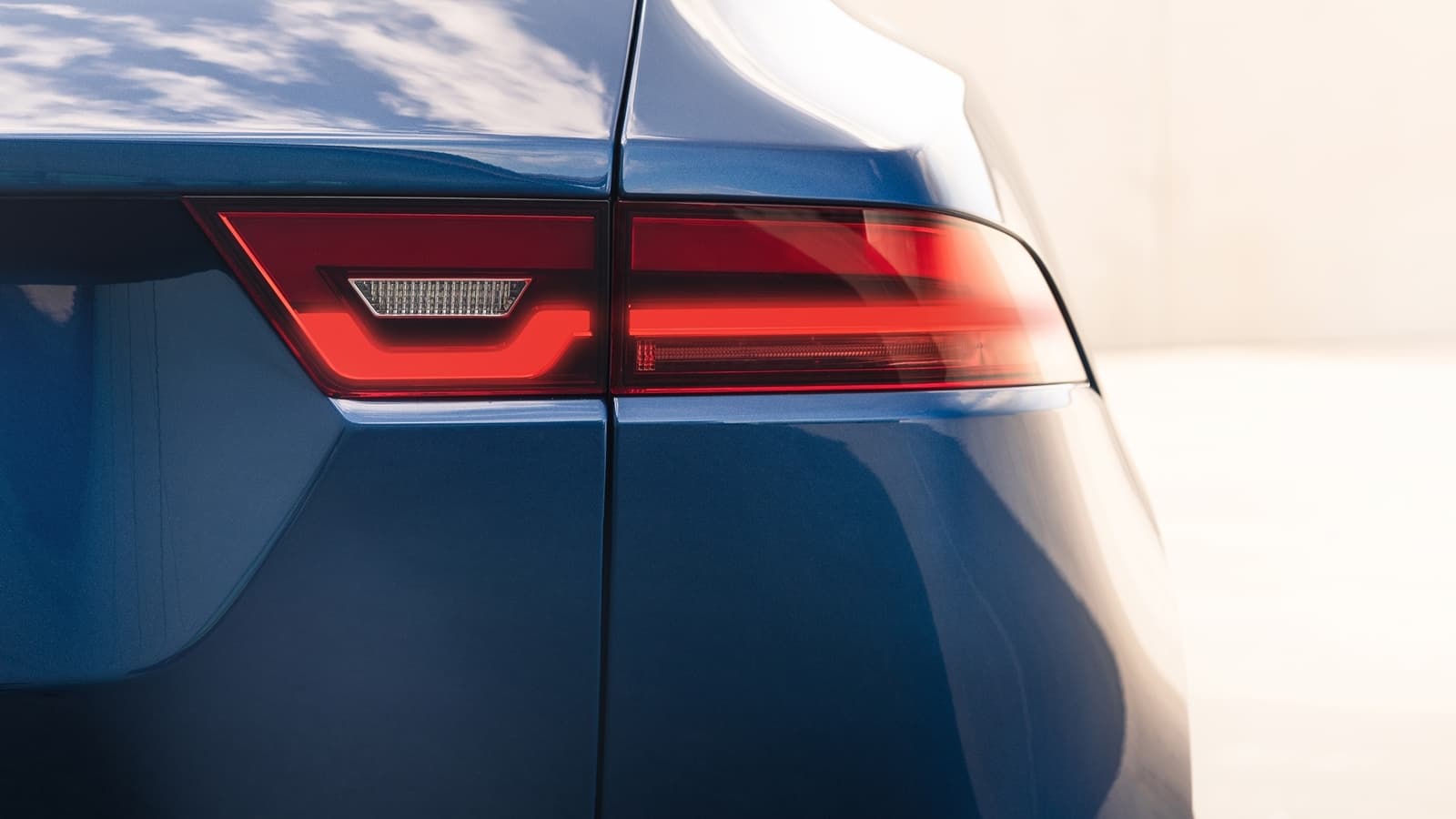 Vista parcial de la luz trasera del Jaguar E-PACE, mostrando su diseño distintivo.