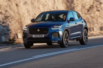 Vista lateral del Jaguar E-PACE mostrando su diseño aerodinámico