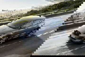 Vista lateral del Jaguar E-PACE destacando su silueta aerodinámica.