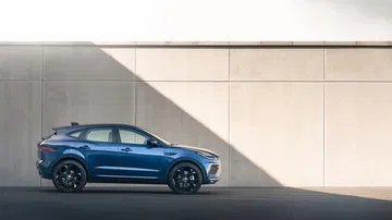 Elegante silueta lateral del Jaguar E-PACE con acabados premium