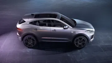Vista lateral del Jaguar E-PACE destacando su diseño aerodinámico.