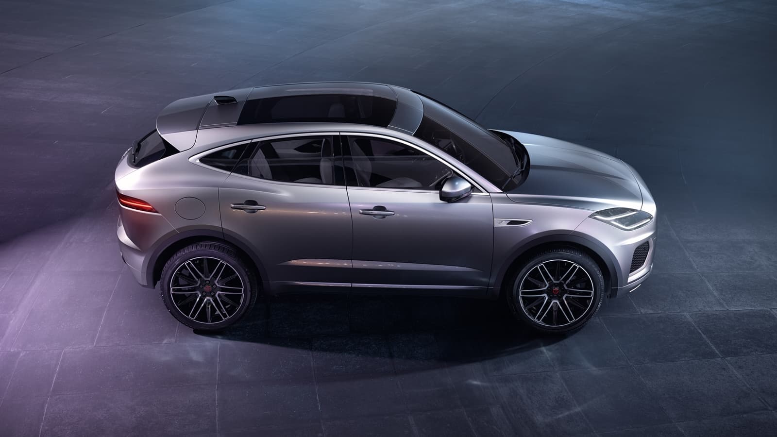 Vista lateral del Jaguar E-PACE destacando su diseño aerodinámico.