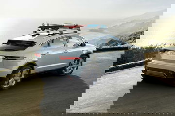 Vista trasera y lateral del Jaguar E-PACE con portaequipajes.