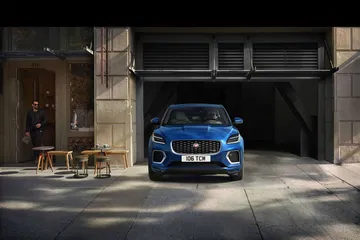 Vista frontal del Jaguar E-PACE, destacando su parrilla y faros LED.