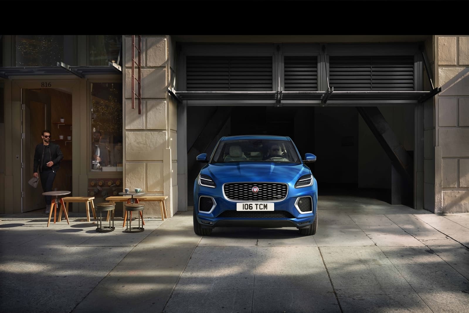 Vista frontal del Jaguar E-PACE, destacando su parrilla y faros LED.