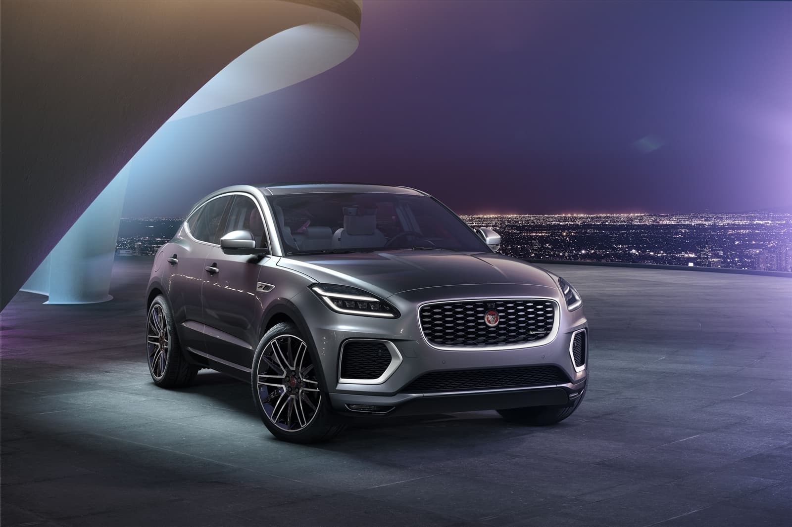 Vista imponente del Jaguar E-PACE destacando su diseño aerodinámico.