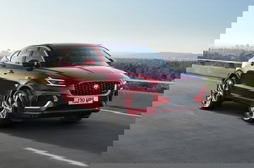 Vista dinámica del Jaguar E-PACE que resalta su elegante diseño lateral y frontal
