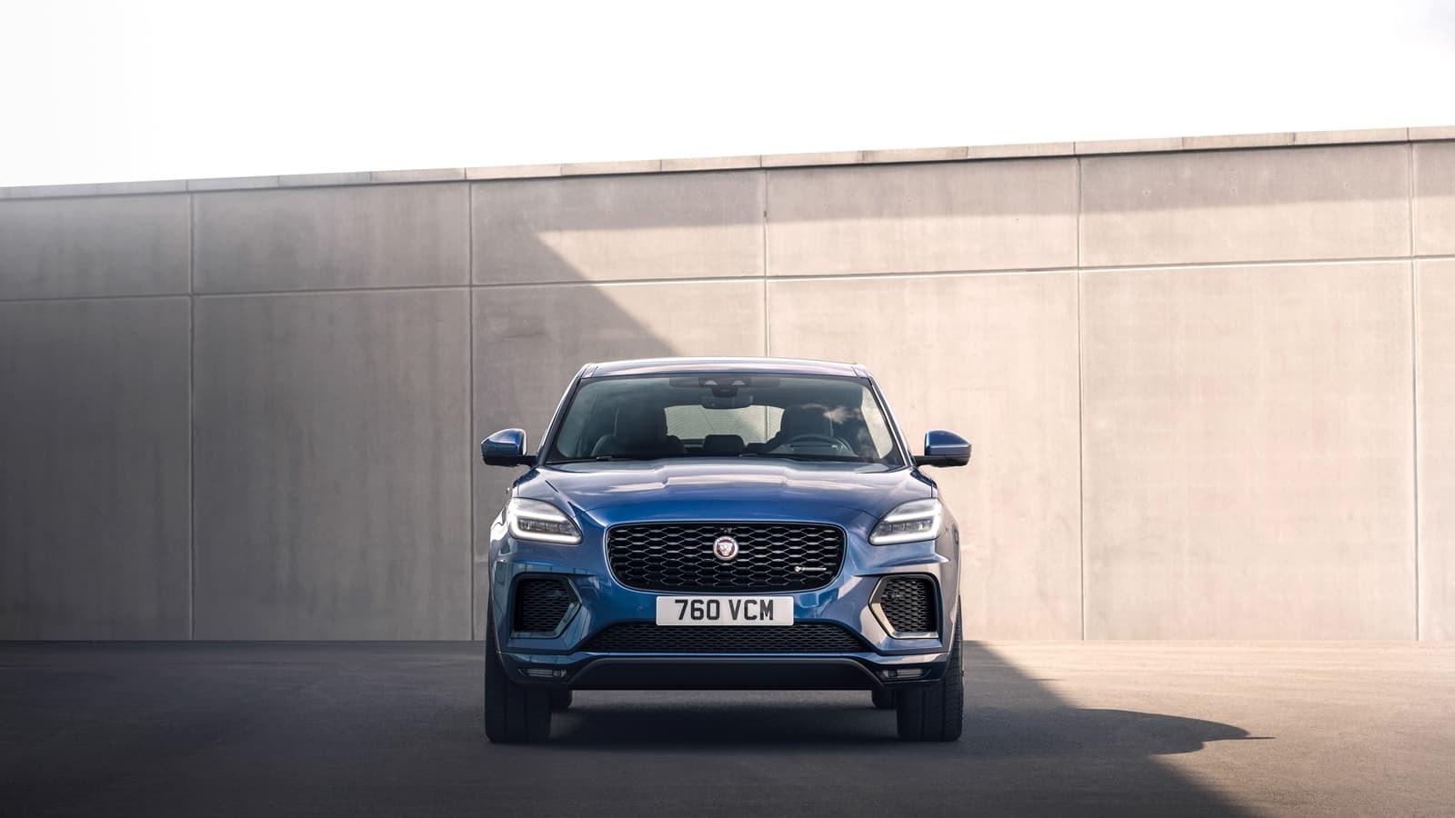Vista frontal del Jaguar E-PACE destacando su parrilla llamativa