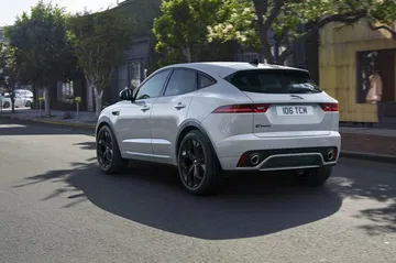 Vista dinámica de la trasera y lateral del Jaguar E-PACE en movimiento.