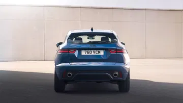 Vista trasera del Jaguar E-PACE destacando su diseño y líneas