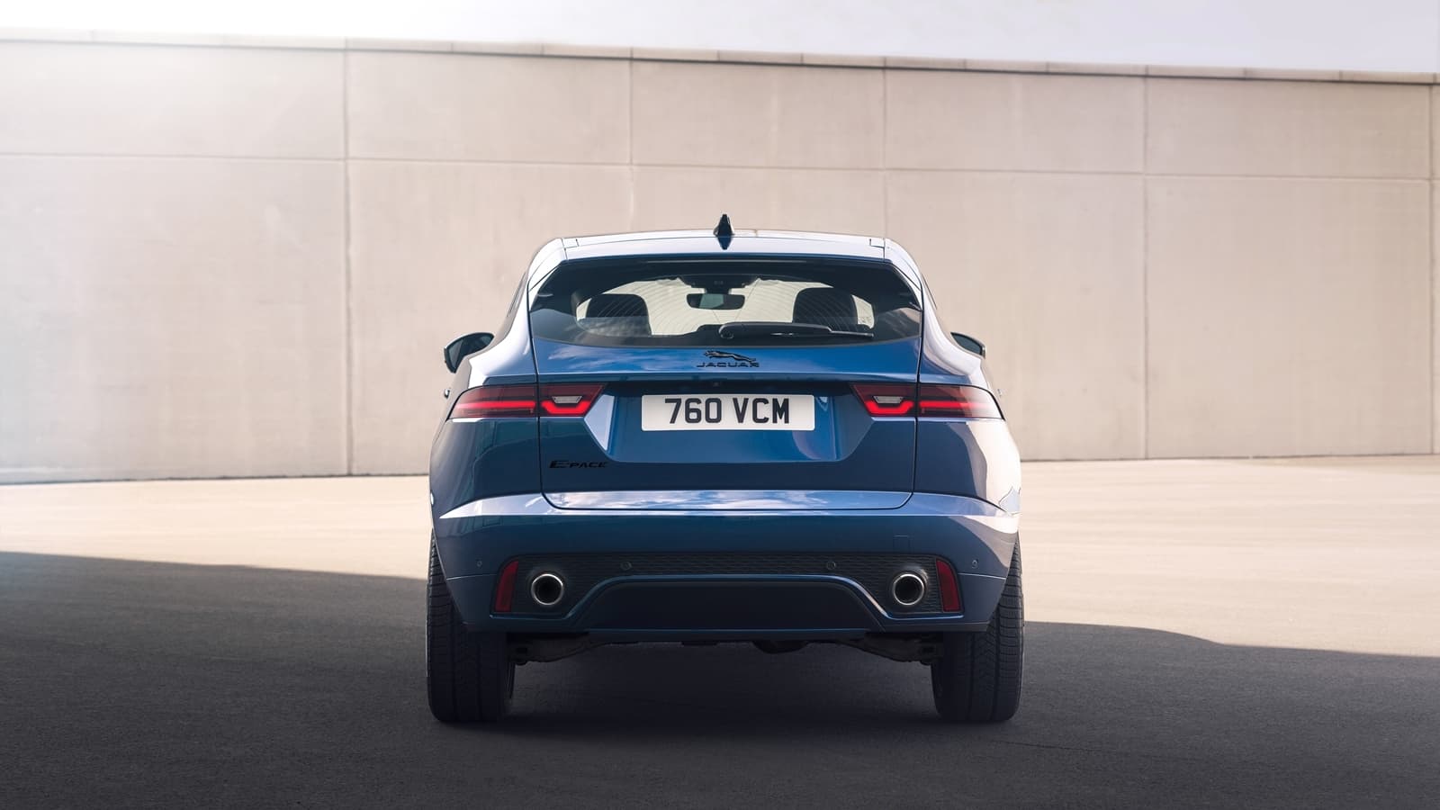 Vista trasera del Jaguar E-PACE destacando su diseño y líneas