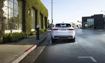 Vista trasera del Jaguar E-PACE en entorno urbano, resaltando sus líneas modernas.