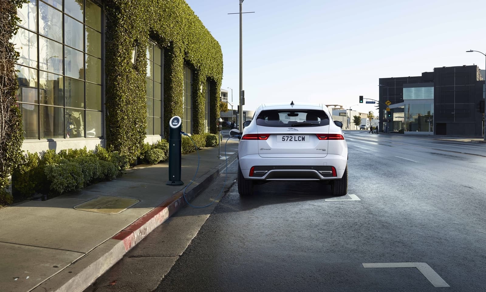 Vista trasera del Jaguar E-PACE en entorno urbano, resaltando sus líneas modernas.