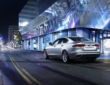 Vista lateral del Jaguar XE destacando su diseño aerodinámico.
