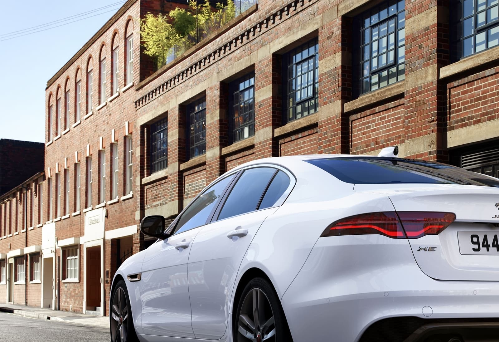 Vista lateral del Jaguar XE realzando su aerodinámica silueta.