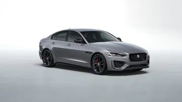 Vista lateral del Jaguar XE destacando su estilizada silueta.